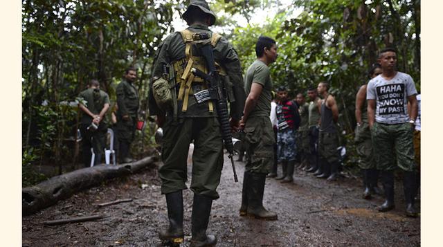 La relación con las otras guerrillas. Las diversas agrupaciones en rebeldes se llevaban generalmente mal. Lejos de llegar a un acuerdo y conformar un frente peligroso, como en Nicaragua o El Salvador, luchaban entre ellos. A inicios de los años 90, el enf