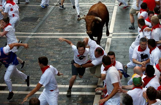 Onomatopeya. Durante las fiestas de San Fermín, en honor al santo patrón de Navarra (norte), cada mañana a las 08H00 locales, cientos de personas se lanzan junto a los toros en una carrera en la que los más temerarios corren cerca de las astas de los toro