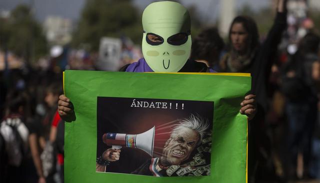 Con el paso de las horas los cientos se convirtieron en miles y de ahí sumaron decenas de miles, hasta una cifra que sobrepasó las 20.000 personas, según fuentes oficiales de la Intendencia. (Foto: AFP)