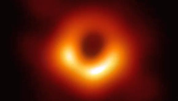 El agujero negro captado por el proyecto EHT está a 55 millones de años luz de la Tierra y tiene una masa 6,500 millones de veces superior a la del Sol. (Foto: AP)