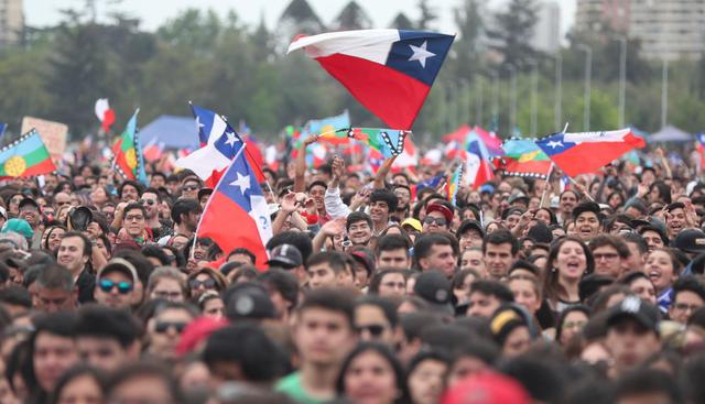 Entre canción y canción se sucedieron los cánticos de la gente como "El que no salte es 'paco' (carabinero)" y el ya extendido "Chile despertó, Chile despertó". (Foto: EFE)