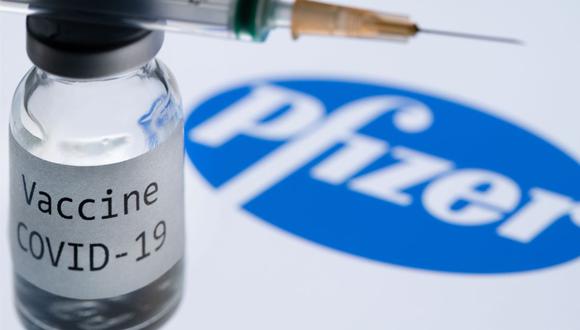 El director ejecutivo de Pfizer, Albert Bourla, dijo que es probable que las personas necesiten una tercera dosis dentro de los 12 meses posteriores a completar su proceso de vacunación. (Foto: AFP)