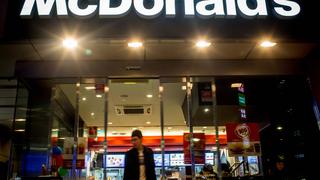 Empleados acusan a McDonald’s de incumplir promesa de pago