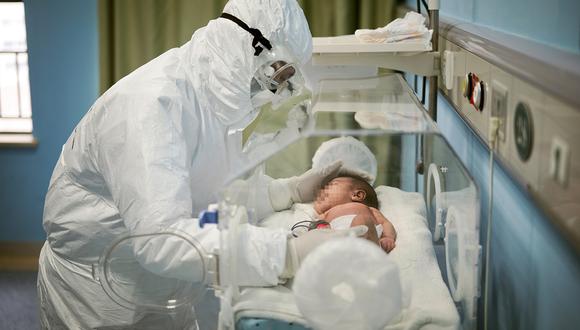 Un recién nacido se contagió de coronavirus y los médicos no saben si contrajo la enfermedad durante el parto o cuando estaba en el vientre de su madre. (Foto: Reuters)
