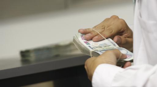 1. Alza del sueldo mínimo. Antes de renunciar a la Presidencia,&nbsp;Pedro Pablo Kuczynski aprobó incrementar la remuneración mínima vital (RMV) de&nbsp;S/ 850 a S/ 930. La medida fue cuestionada por gremios empresariales. (Foto: GEC)<br>