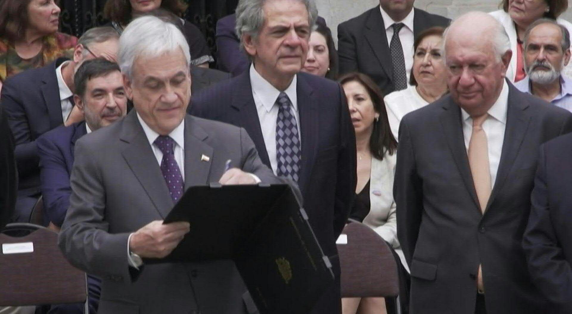 Sebastián Piñera promulga ley que habilita plebiscito para cambiar la Constitución de Chile. (AFP).
