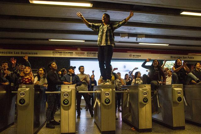 1. Protestas contra el aumento del boleto del metro en Santiago. (Foto: AFP)