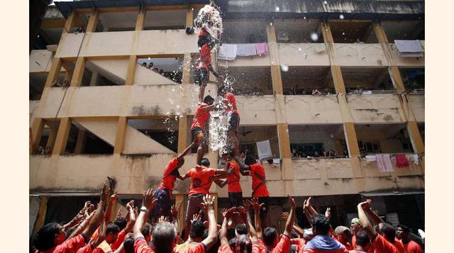 El Dahi Handi (dahi: cuajada, handi: olla de barro) tiene como objetivo formar una pirámide humana y romper una olla de barro.