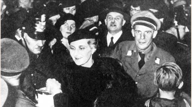 Los fundamentos del multimillonario patrimonio familiar, estimado en unos 22,000 millones de euros, se remontan a 1883 cuando Emil Quandt fundó una fábrica textil en Pritzwalk (Brandenburgo), no muy lejos de Berlín. En 1890, ya tenía un contrato exclusivo