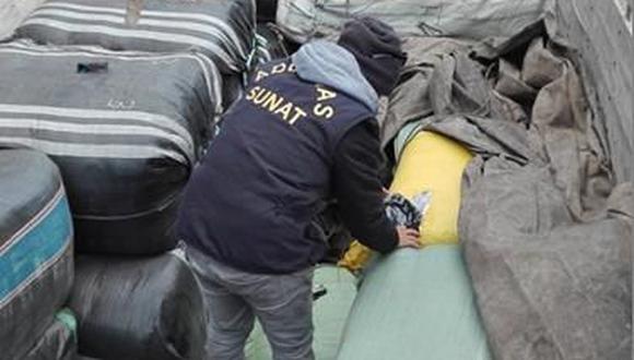 La ropa de contrabando fue camuflado en un camión que transportaba leña. (Foto: Difusión)