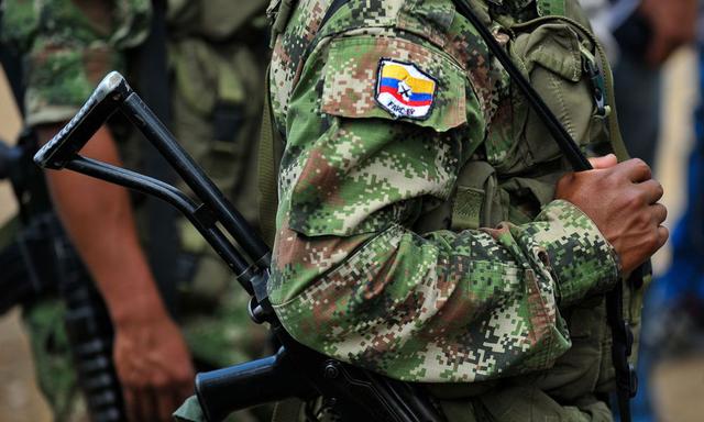 Actores:  Guerrillas de izquierda:  Las Fuerzas Armadas Revolucionarias de Colombia (FARC), fundadas en 1964, son el principal grupo rebelde, pero no el único. Ese mismo año se creó el Ejército de Liberación Nacional (ELN), que aún está activo pese a que 