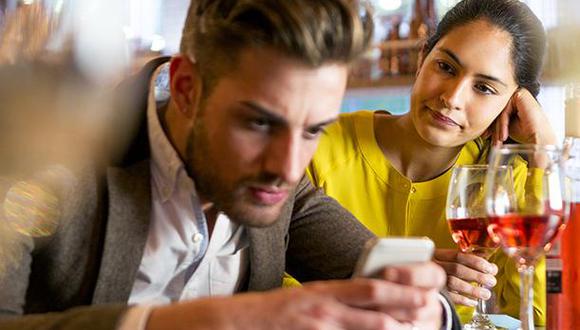 No es correcto que cuando sales con tu pareja mires tu celular a cada instante. (Foto: IStock)