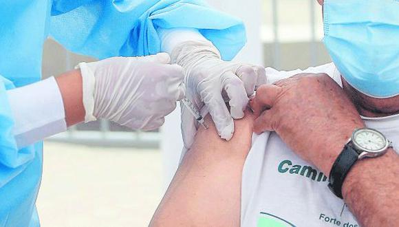 La OMS aseguró que su grupo de expertos concluyó que la inmunización con las vacunas autorizadas contra el COVID-19 proporcionan altos niveles de protección contra una enfermedad severa y la muerte.