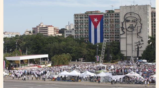 El Papa Francisco celebró la misa en la Plaza de la Revolución de La Habana ante miles de cubanos y la icónica imagen del Che Guevara. (Foto: AP)