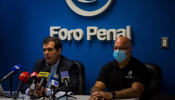 Director y presidente de la ONG Foro Penal, Alfredo Romero (i), junto al vicepresidente de la organización, Gonzalo Himiob (d), durante una rueda de prensa, en Caracas (Venezuela) (EFE/Miguel Gutiérrez)