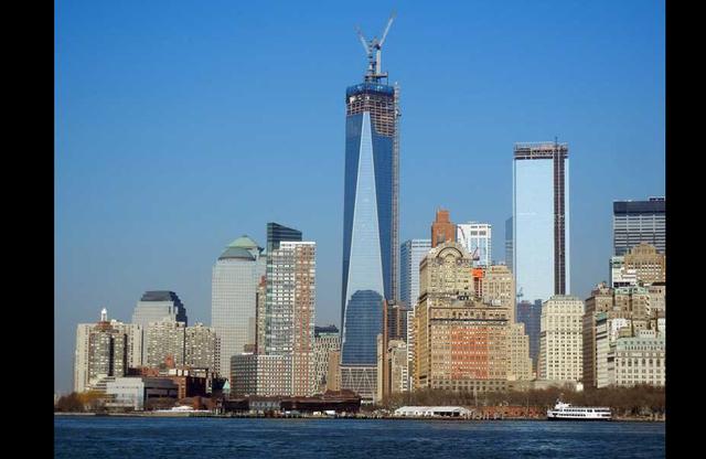 Foto 1 | 1. One World Trade Center, 541 metros. Estamos en la cima de Manhattan, de Nueva York y casi del mundo. El One World Trade Center es el edificio principal del complejo reconstruido World Trade Center ubicado en el Lower Manhattan.
Con sus 541 metros (417 la azotea) es el rascacielos más alto del hemisferio occidental y el sexto rascacielos más alto del mundo.