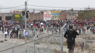 Manifestantes atacan comisaría en Arequipa e incendian locales en Puno