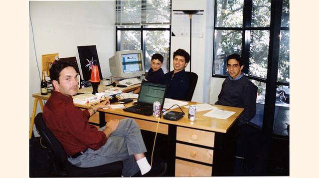 Page y Brin decidieron convertirlo en un negocio, después de todo. En marzo de 1999, Google se mudó a su primera oficina en el 165 University Avenue en Palo Alto – el mismo edificio de oficinas que albergaba compañías como PayPal y Logitech.