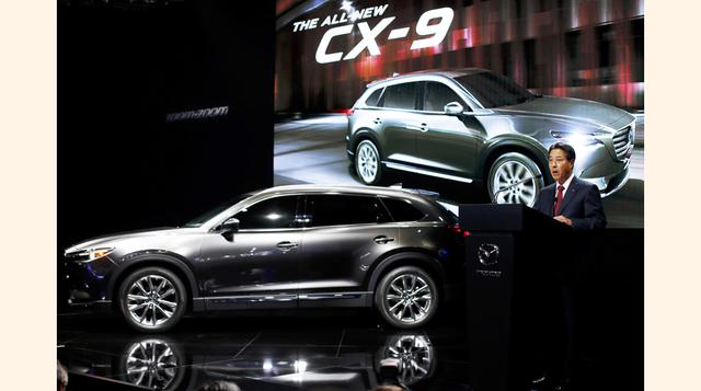 Mazda está mostrando la segunda generación del CX-9, un SUV de tres filas esencialmente construido para el mercado estadounidense. El nuevo SUV aprovechará la tecnología SkyActiv con el lenguaje de diseño Kodo y un motor de 4 cilindros turbo. (Foto: Reute