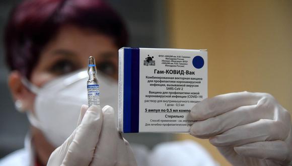 Una enfermera muestra una dosis de la vacuna Sputnik V contra el coronavirus en Podgorica, Montenegro, el 23 de febrero de 2021. (Foto: EFE).