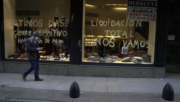 Una tienda anuncia a los clientes una venta de liquidación por cierre definitivo en Buenos Aires el 7 de julio.