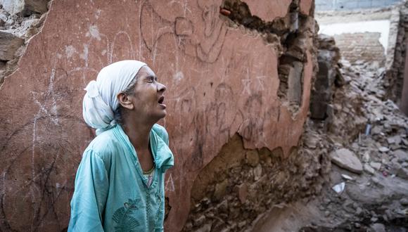 Una mujer reacciona frente a su casa dañada por el terremoto en la ciudad vieja de Marrakech, en Marruecos, el 9 de septiembre de 2023. (Foto de FADEL SENNA / AFP).
