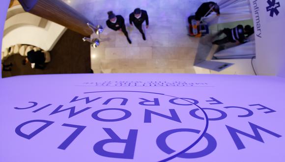 El logotipo del Foro Económico Mundial (WEF) dentro del Centro de Congresos de Davos, Suiza, el lunes 16 de enero de 2023. La reunión anual de líderes políticos, altos ejecutivos y celebridades de Davos se lleva a cabo del 16 al 20 de enero.