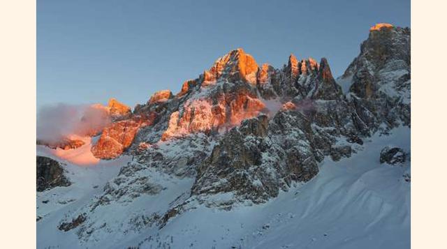 Dolomitas, Italia. Uno de los destinos de esquí más famosos del mundo, las Dolomitas también son famosas por un fenómeno natural que ocurre cada noche. Es conocido como enrosadira y consiste en que los picos de las montañas presentan una gama de colores a