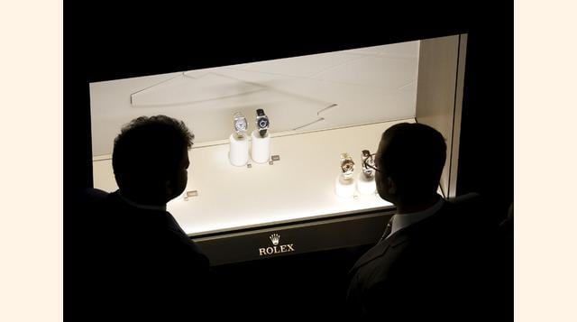 Ante la admiración de los visitantes, la marca de relojes de lujo Rolex exhibe algunos de sus más preciados modelos en la feria Baselworld en Basilea, Suiza. (foto: Reuters)