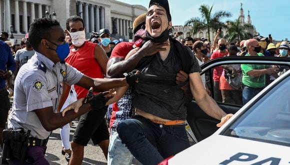 Cambios. Internet y las redes sociales han conectado a los cubanos jóvenes entre ellos y con sus pares del mundo. También han empoderado un movimiento cultural de protesta cuyo mensaje está en la irrefutable letra de “Patria y vida” (Photo by YAMIL LAGE / AFP)