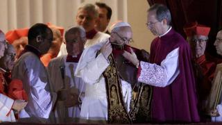 Papa Francisco I sale del Vaticano para oración matinal