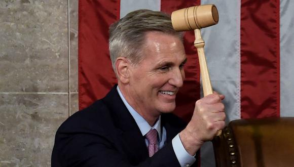 El nuevo presidente electo de la Cámara de Representantes de Estados Unidos, Kevin McCarthy, sostiene el mazo después de ser elegido en la votación número 15 en el Capitolio. (OLIVIER DOULIERY / AFP).
