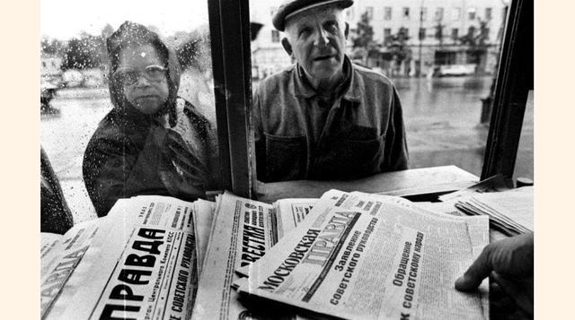 Dos ciudadanos rusos se acercan a un quiosco para comprar un periódico que titula "Anuncio al pueblo soviético" por parte de los líderes del golpe, el 20 de agosto de 1991 en Moscú.(foto:Alexander Nemenov).