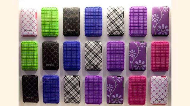 Protectores para el iPhone 5. Hay una gran variedad de protectores y fundas de Michael Kors para el iPhone 5 que tienen la cubierta blanda y llevan las iniciales del famoso diseñador.