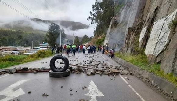Los transportistas mantienen bloqueado el tránsito entre Cusco y Madre de Dios. (Foto: Portal ADN Noticias)