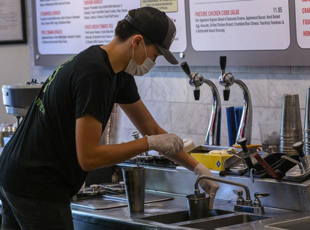 Los trabajadores de locales de comida rápida en California tendrán aumento salarial desde 2024 (Foto: AFP)