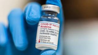 Moderna prueba a combinar su vacuna antiCOVID y una específica contra ómicron