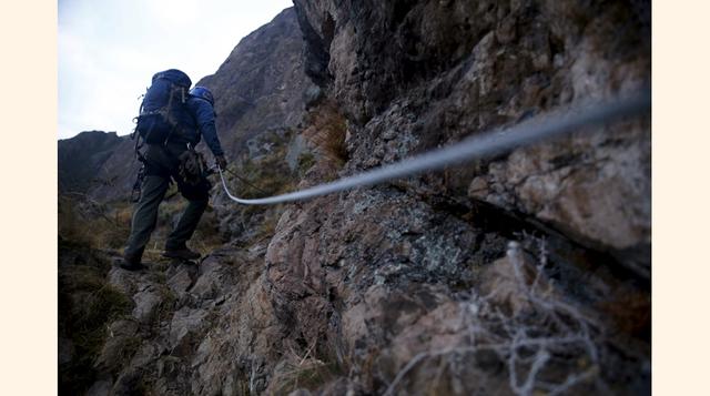 La aventura se inicia con el escalamiento. Los turistas ascienden a la montaña, en pleno corazón del Valle Sagrado. (Foto: Reuters)