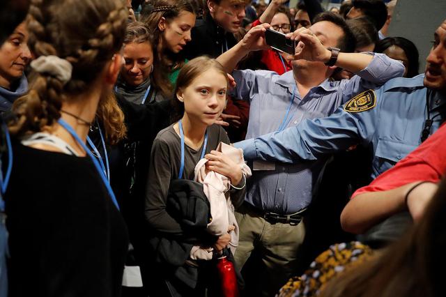 La activista sueca Greta Thunberg llegó este viernes a España tras diez horas de viaje a bordo del Lusitania, el tren nocturno que enlaza Lisboa con Madrid. (EFE)