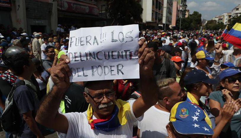 Opositores se manifiestan en Venezuela. (Foto: EFE)