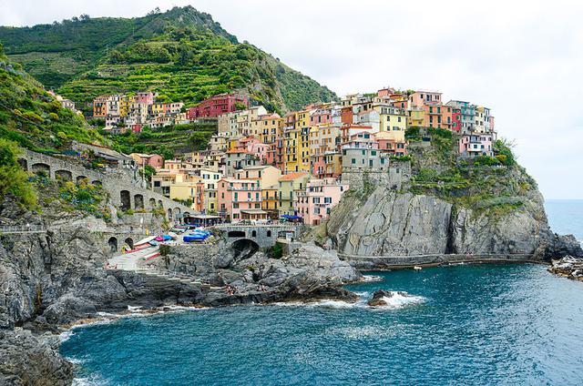 Cinque Terre, Italia: Con el paso de los años, y por su uso excesivo, los caminos que los conectan se fueron dañando y, en dos ocasiones, turistas sufrieron heridas por deslizamientos de tierra. Sin embargo, aún no se han implementado restricciones. (Foto: WIKIMEDIA COMMONS)