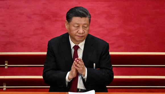 El presidente de China, Xi Jinping, aplaude durante la sesión de apertura de la Asamblea Popular Nacional (APN) en el Gran Salón del Pueblo en Beijing el 5 de marzo de 2023. (Foto de NOEL CELIS / AFP)