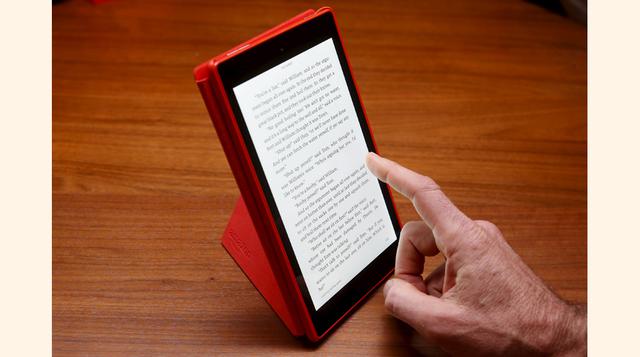 La nueva tableta Fire, uno de los dispositivos nuevos y mejorados lanzados por Amazon, tiene una pantalla de 17 centímetros y una cámara frontal y trasera. El aparato comenzará a comercializarse el 30 de septiembre. (Foto: Reuters)