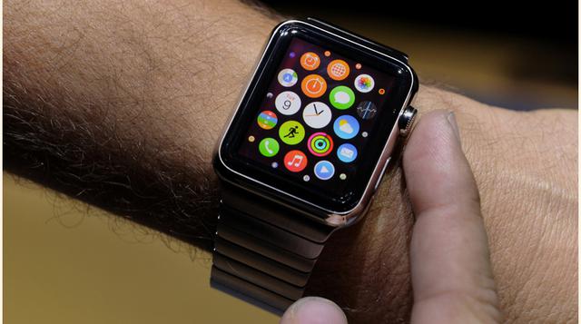 El Apple Watch es resistente al algua y al polvo y se carga a través de un cargador magnético. Viene en tres modelos distintos y cuesta US$ 349 dólares. (Foto: Bloomberg)