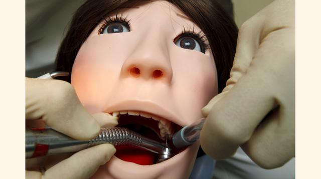 Un dentista utiliza un robot para mostrar a estudiantes de la Universidad de Showa, en Tokio, la operación dental que ha de practicar en un paciente. (Foto: Reuters)