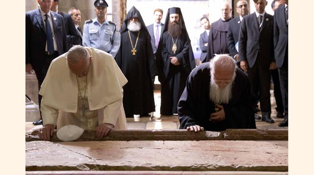 El Papa Francisco y el patriarca de Constantinopla Bartolomé besan la Piedra de la Unción, tradicionalmente señalada como la loza donde se preparó el cuerpo de Jesús para su entierro, en la Iglesia del Santo Sepulcro, en