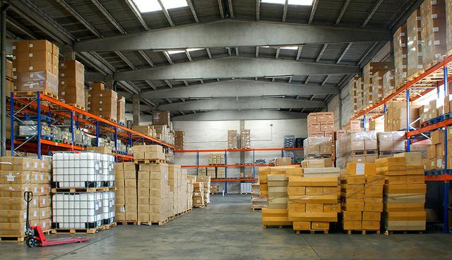 7. MULTINIVEL

Los distribuidores compran la mercancía al fabricante y reciben un descuento, el cual se convierte en su ganancia al momento de realizar la venta. También pueden reclutar a otras personas para integrarlas bajo su estructura y recibir un porcentaje por las ventas de cada uno de sus agremiados.

Ventaja: entre más venda el asociado, mayor será el descuento que obtendrá y así sus ingresos aumentarán, además de premios como viajes y autos.
Tip: hay que tener facilidad para invitar a más personas y convencerlas de unirse a tu red de negocios. (Foto: Aduanas Alie)