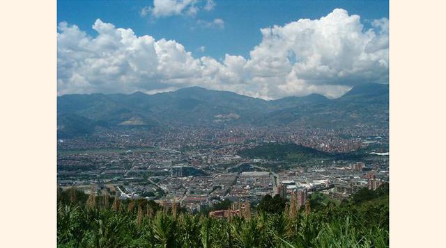 Medellín, Colombia. Infame antiguamente por sus peligrosas bandas y el narcotráfico, Medellín se ha transformado. Actualmente es un vibrante destino para viajeros que buscan unas vacaciones llenas de cultura. Medellín se erige orgullosa sobre el Valle de 