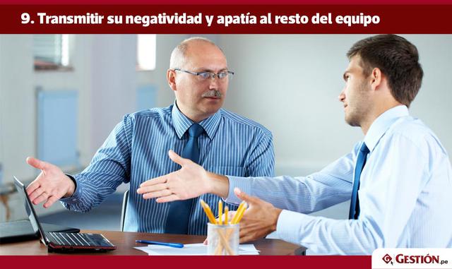 No está de acuerdo con las decisiones tomadas “desde arriba”, cree que sus jefes son unos ineptos, que nadie hace bien su trabajo y que, básicamente, todo se derrumba lentamente. No transmita esta mentalidad negativa a sus empleados si no quiere que tenga