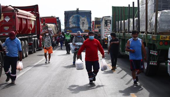 Varios tramos de la Panamericana Sur en Ica se mantienen bloqueados por los manifestantes.  (Foto: Hugo Curotto / @photo.gec)